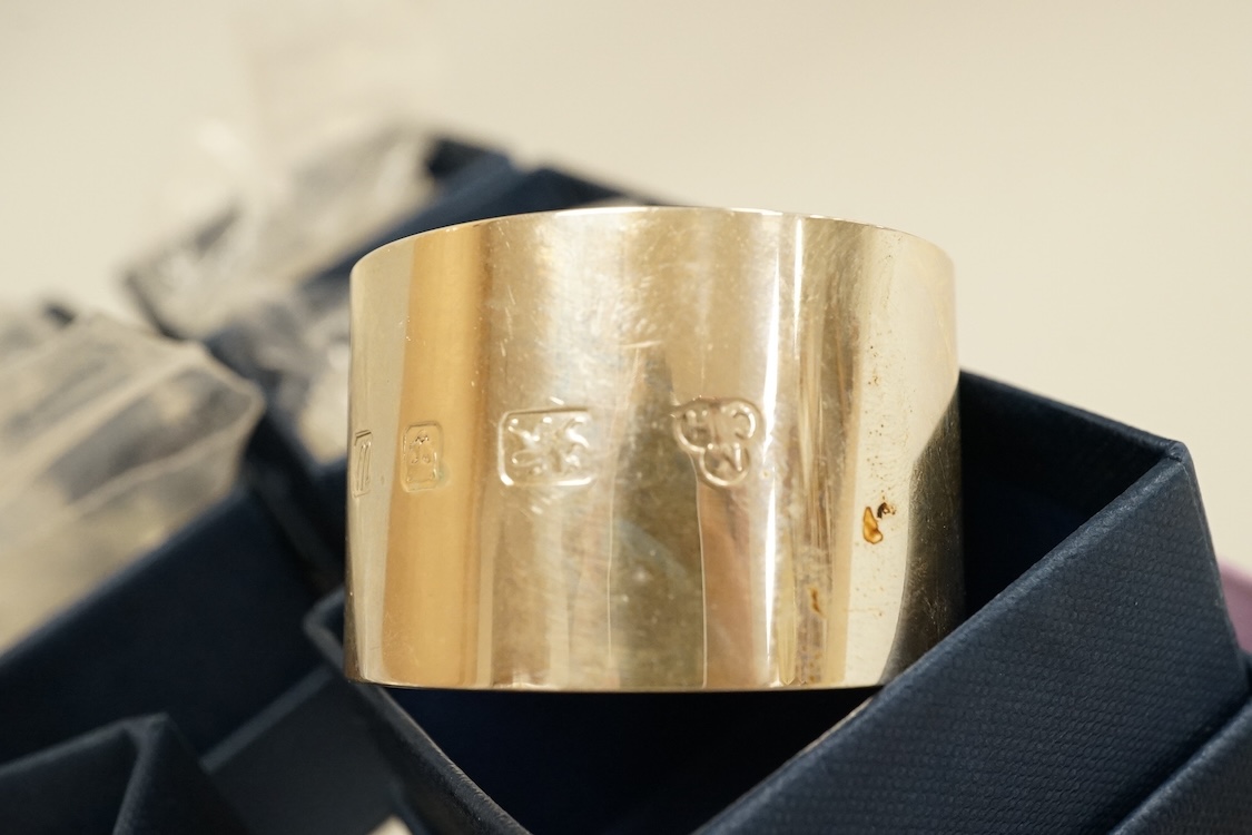 A set of six modern silver napkin rings by M C Hersey & Son Ltd, London, 1996, each individually boxed, 12.6oz.
